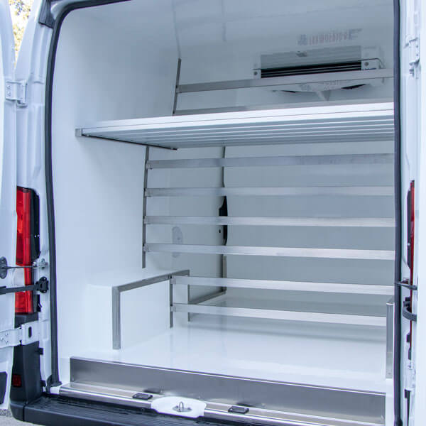 vano aperto di furgone frigo per prodotti alimentari